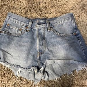 LEVI DENIM SHORTS✨